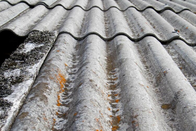 Réglementation sur les toitures en amiante : tout savoir