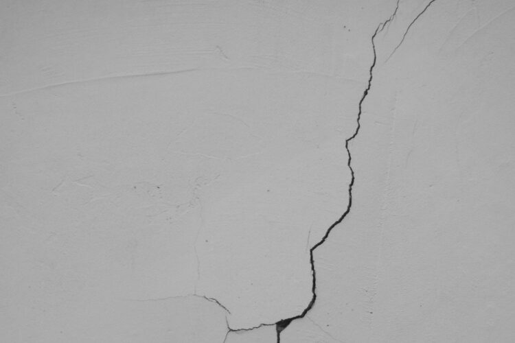 Retrait-gonflement des argiles : risques, fissures et ce que vous devez savoir avant d&rsquo;acheter