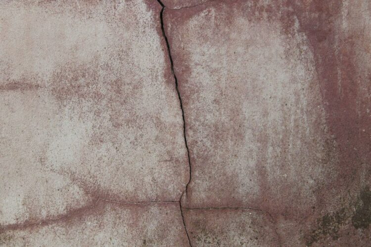 Fissure dans une maison : comment reconnaître un danger réel et quoi faire