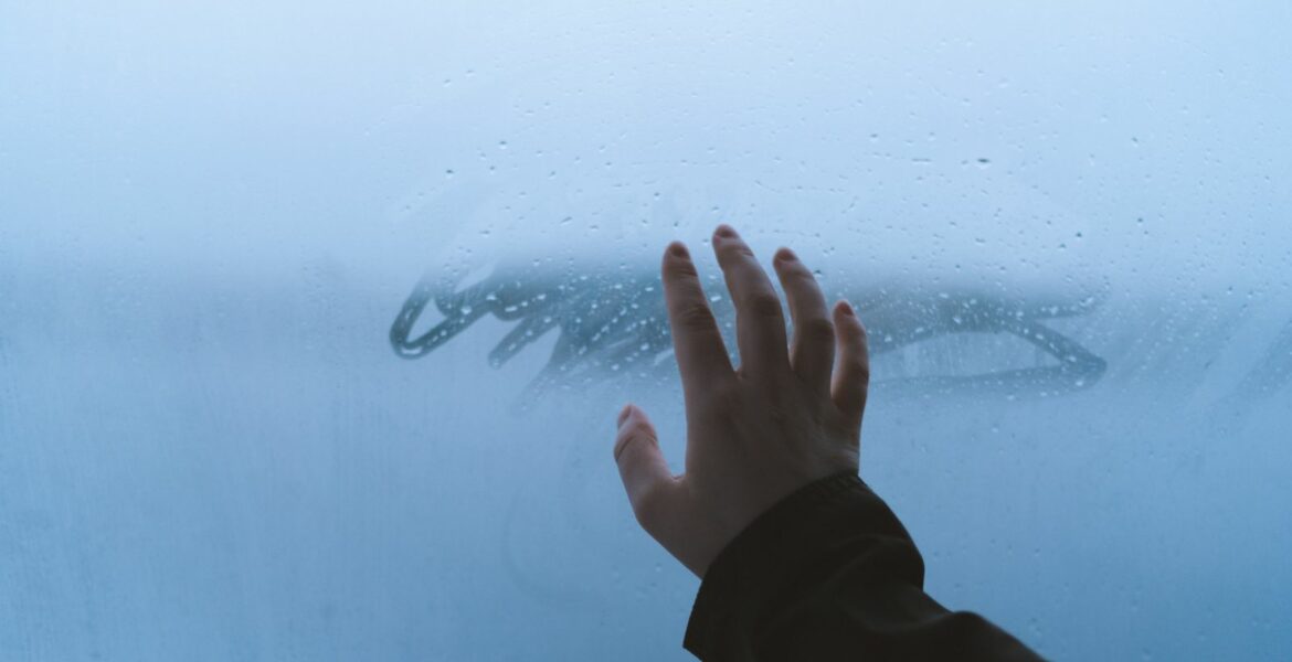 Condensation dans la maison : causes, risques et solutions avant l&rsquo;hiver