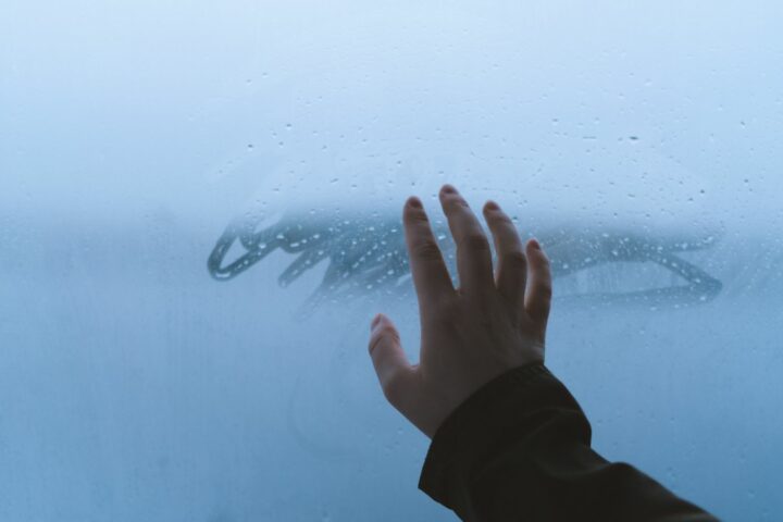 Condensation dans la maison : causes, risques et solutions avant l&rsquo;hiver